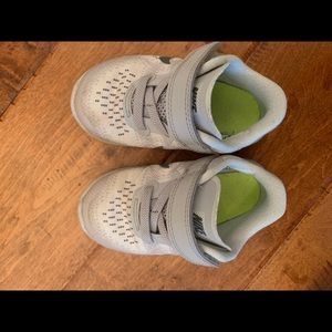 Used toddler Nike sneakers Size 6